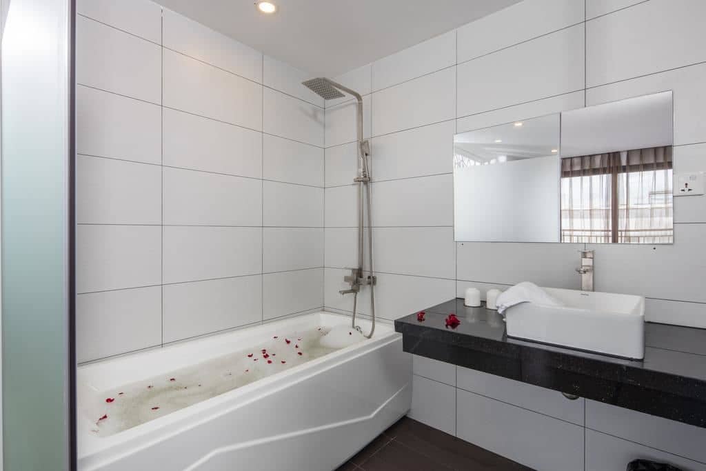 rooms-senior-triple-with-balcony