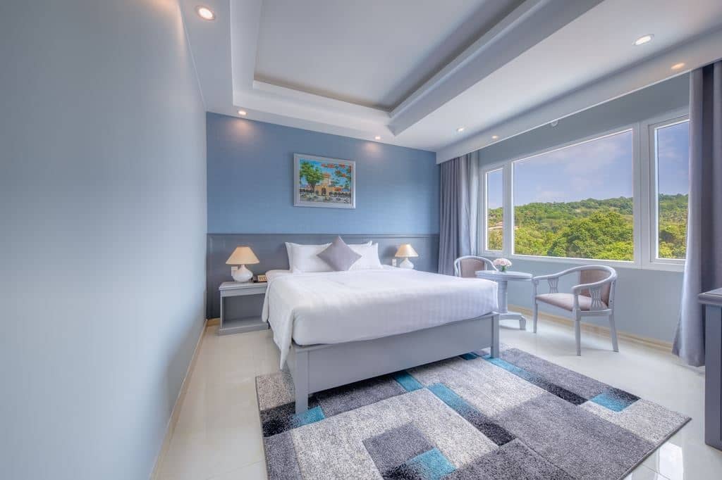rooms-suite-with-window