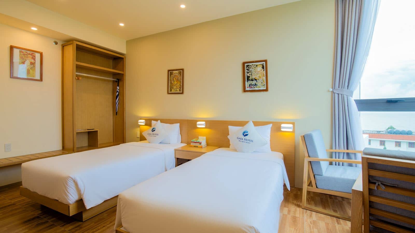 rooms-standard-room-city-view