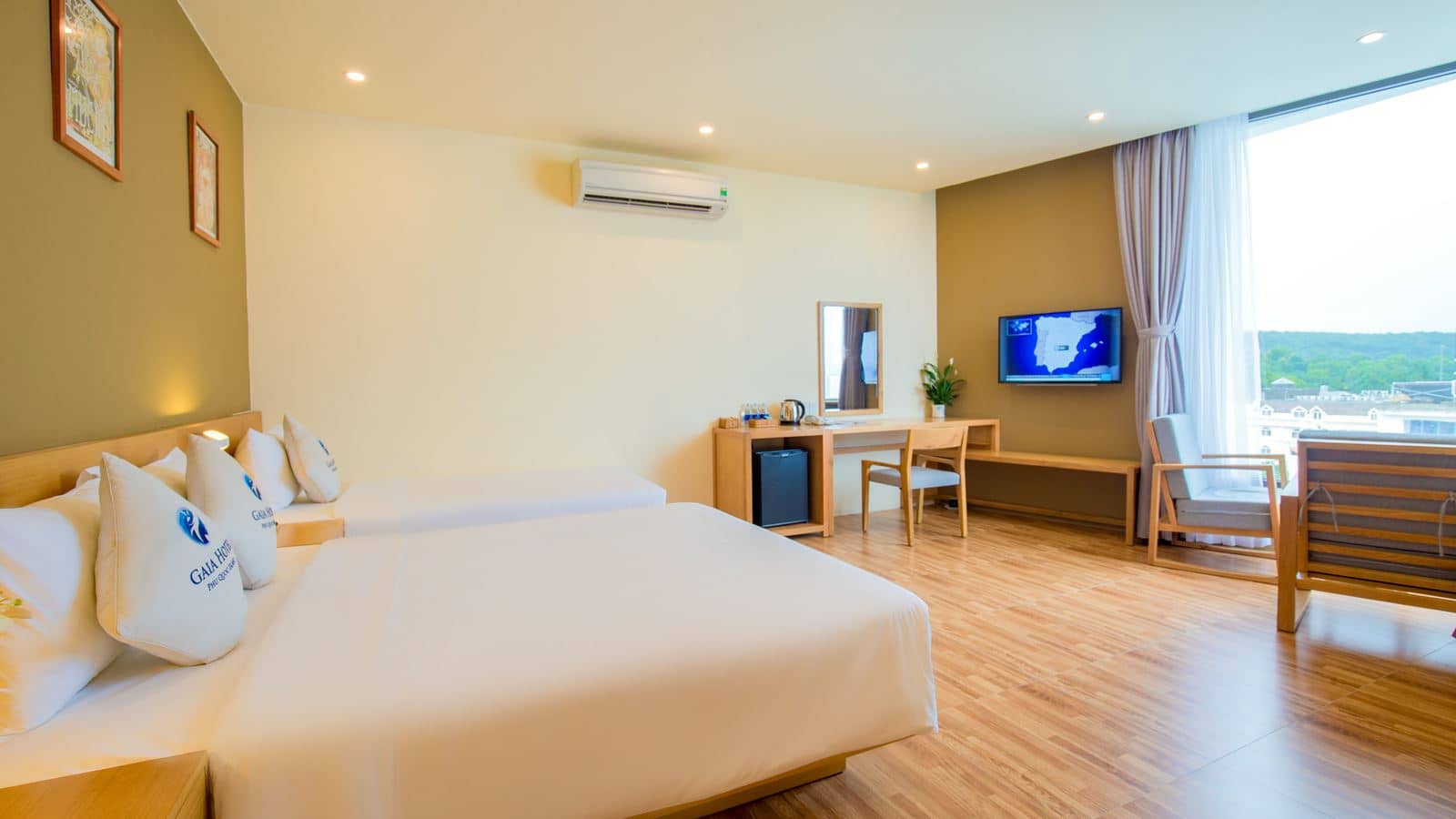 rooms-premium-triple-with-window