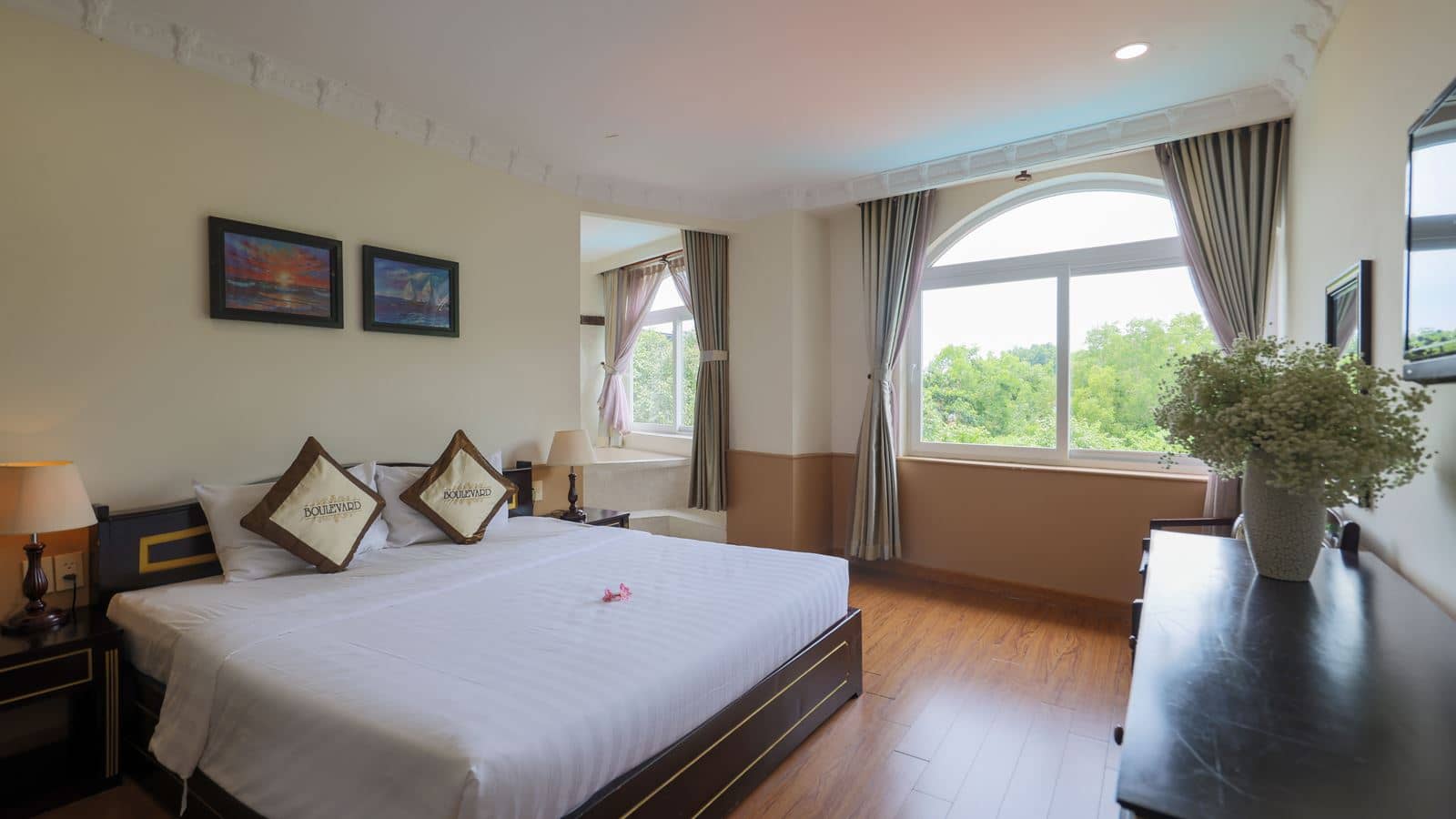rooms-deluxe-room