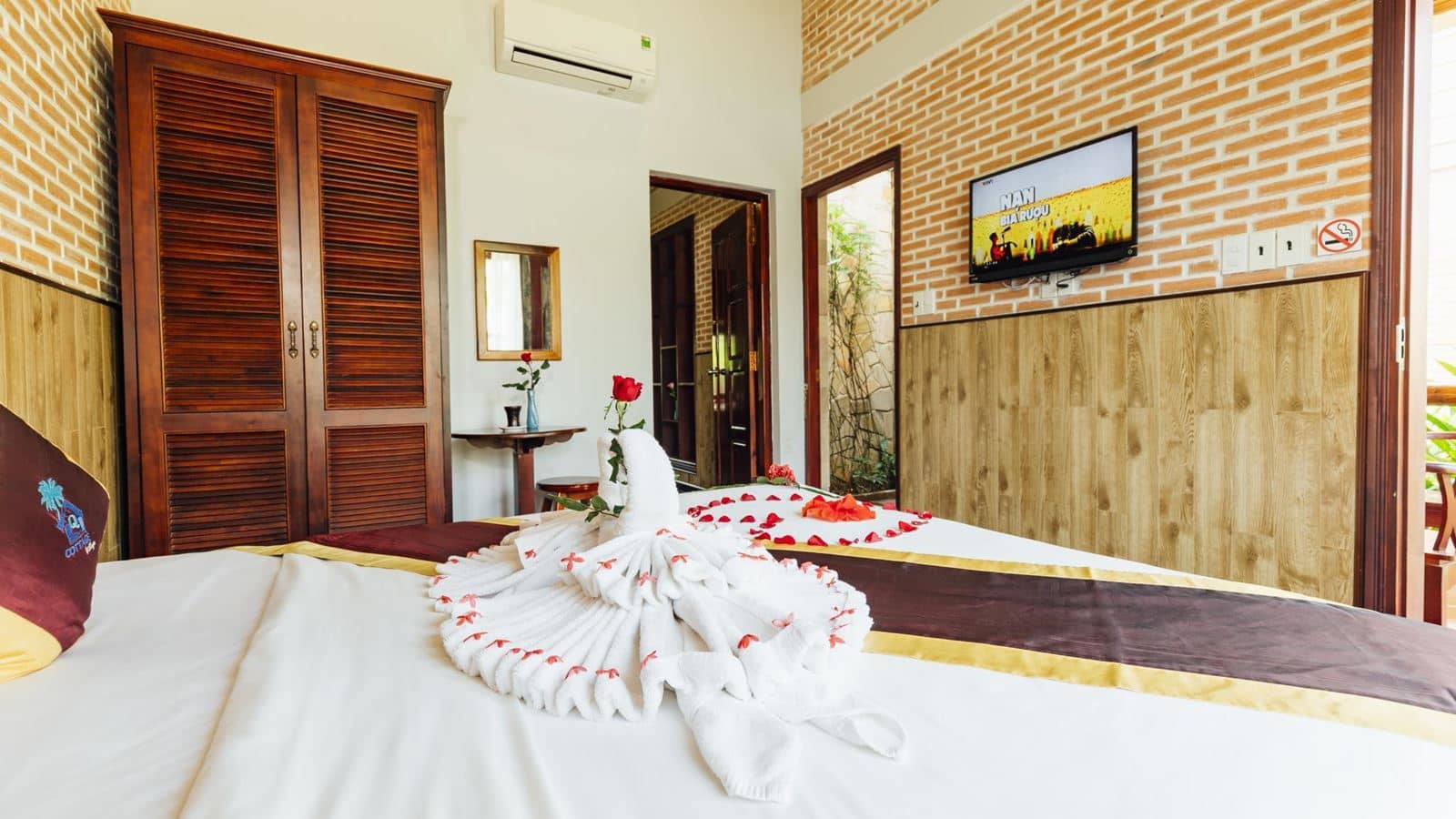 rooms-family-two-bedrooms-gardenpool-view