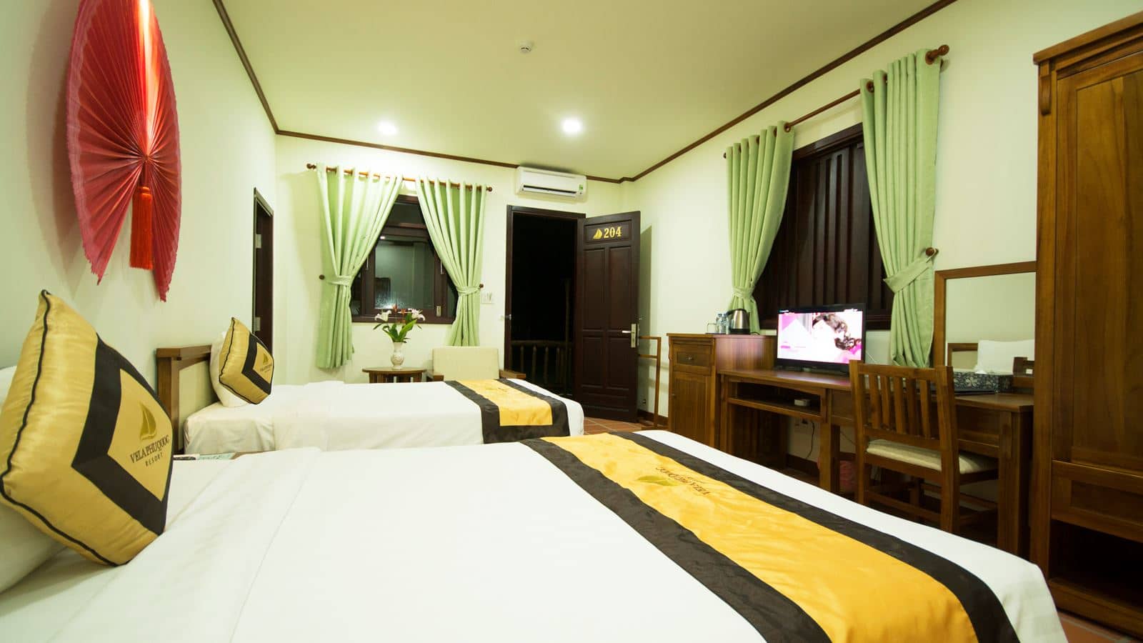 rooms-deluxe-room