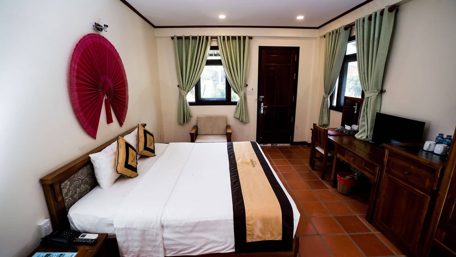 rooms-deluxe-pool-view