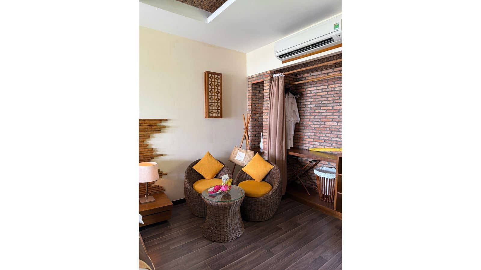 rooms-bungalow-sea-view-with-balcony
