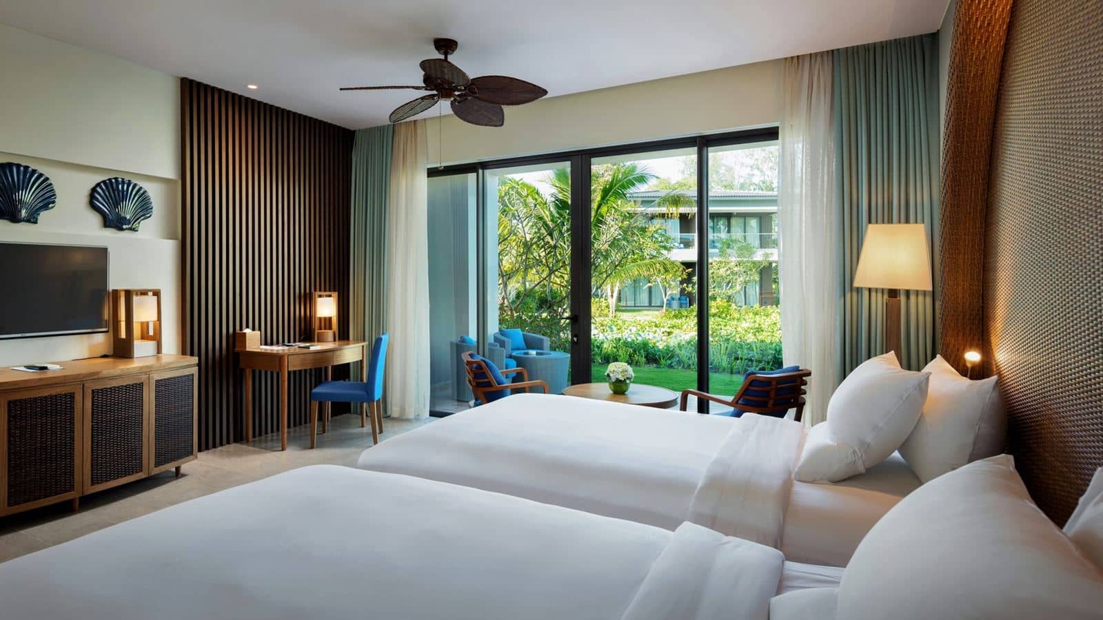 rooms-deluxe-twin-or-king-balcony