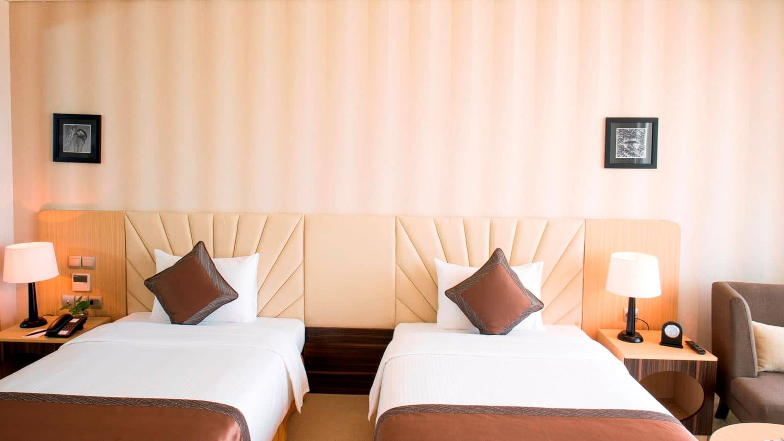 rooms-deluxe-twin-with-balcony-child-without-extra-bed