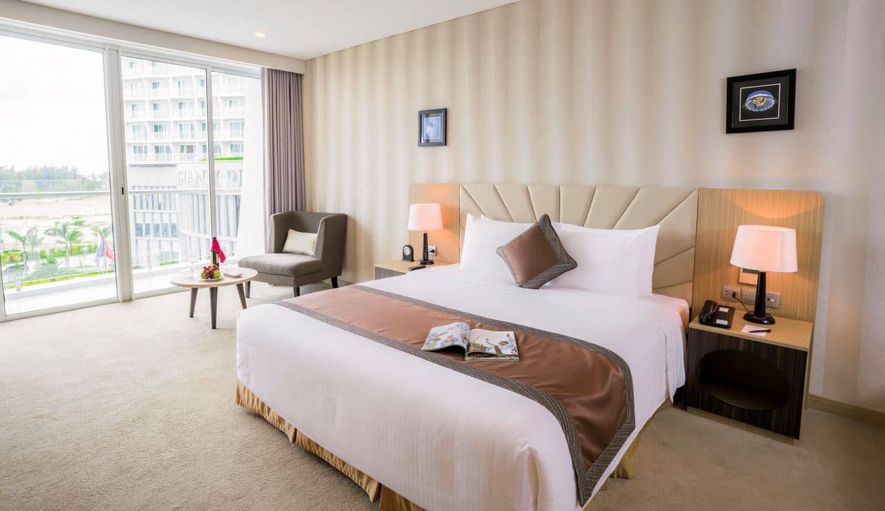 rooms-deluxe-king-with-balcony