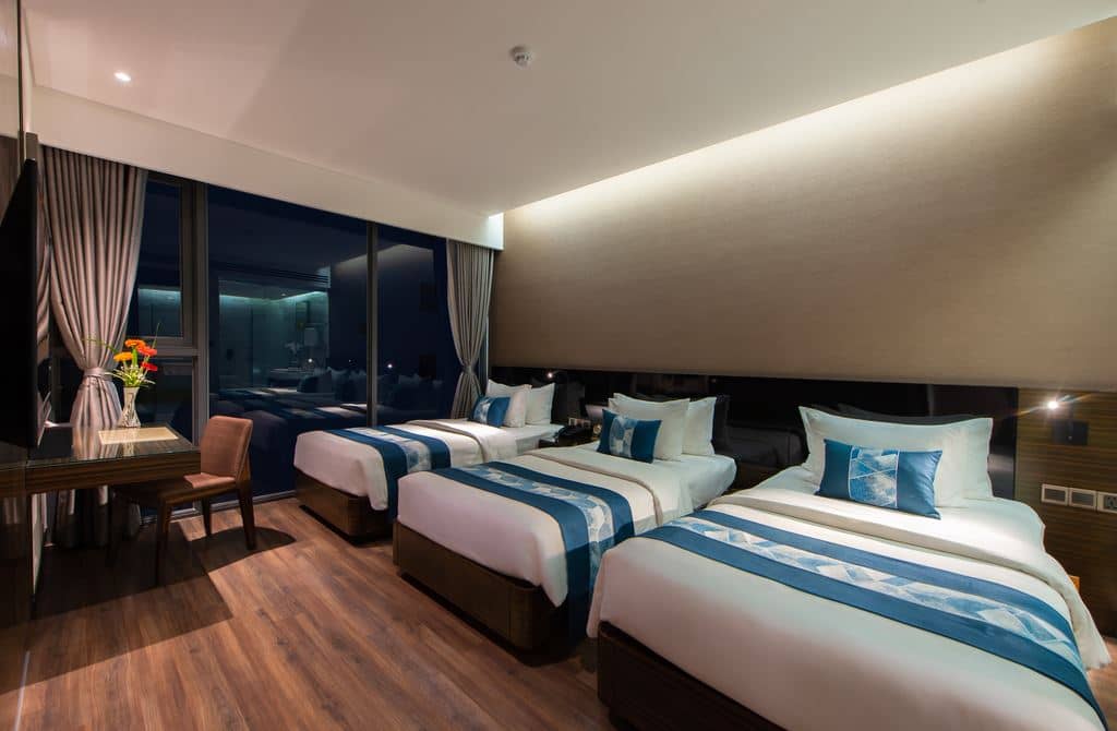 rooms-triple-suite-partial-sea-view-with-balcony