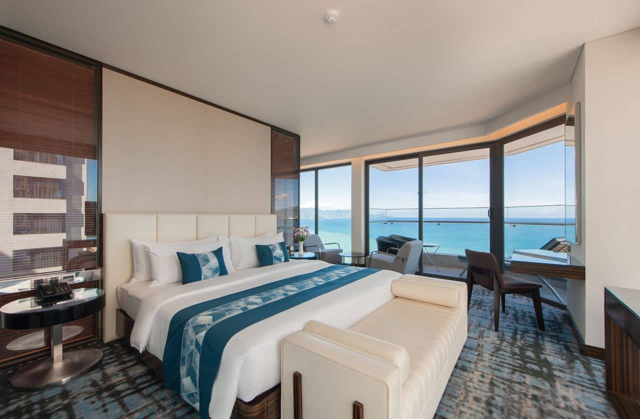 rooms-queen-ann-suite-ocean-view-balcony