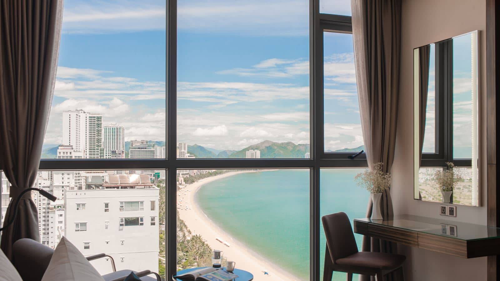 rooms-grand-suite-sea-view-balcony