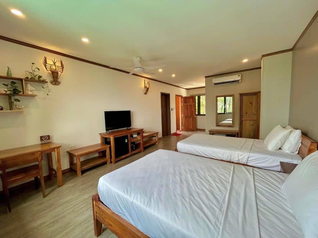 rooms-sky-deluxe-triple-sea-view