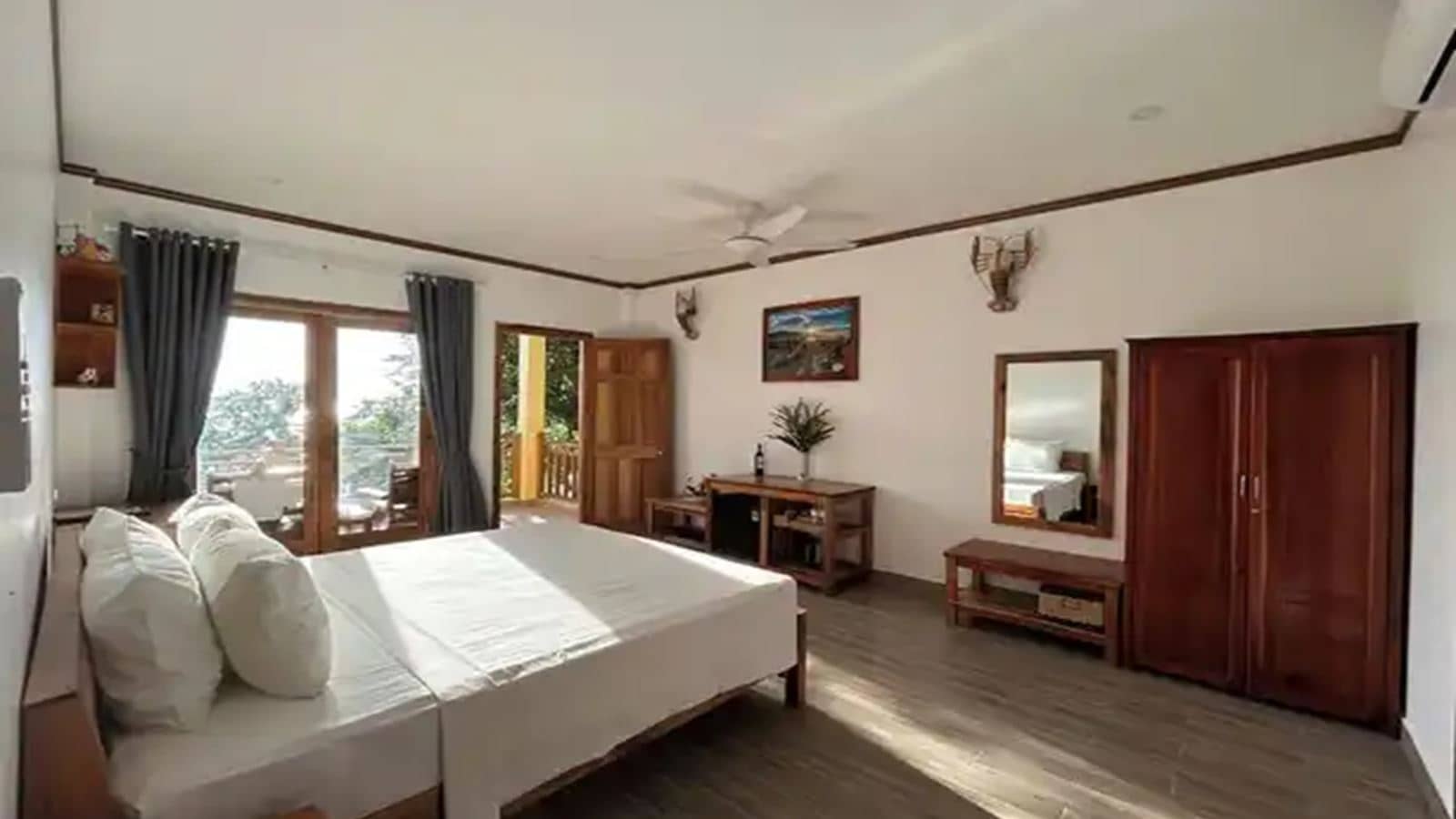 rooms-family-room-partial-seaview