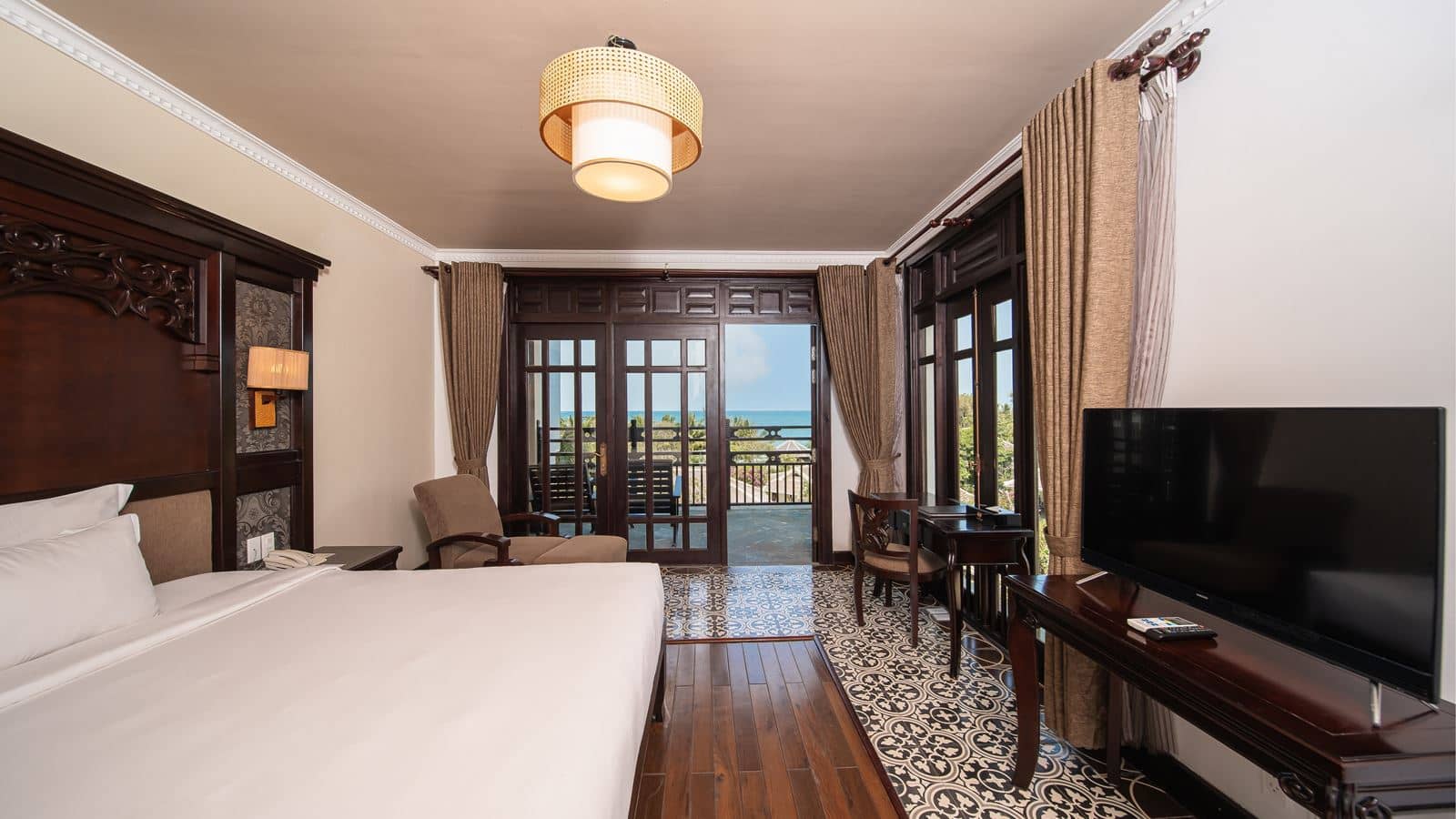 rooms-deluxe-balcony