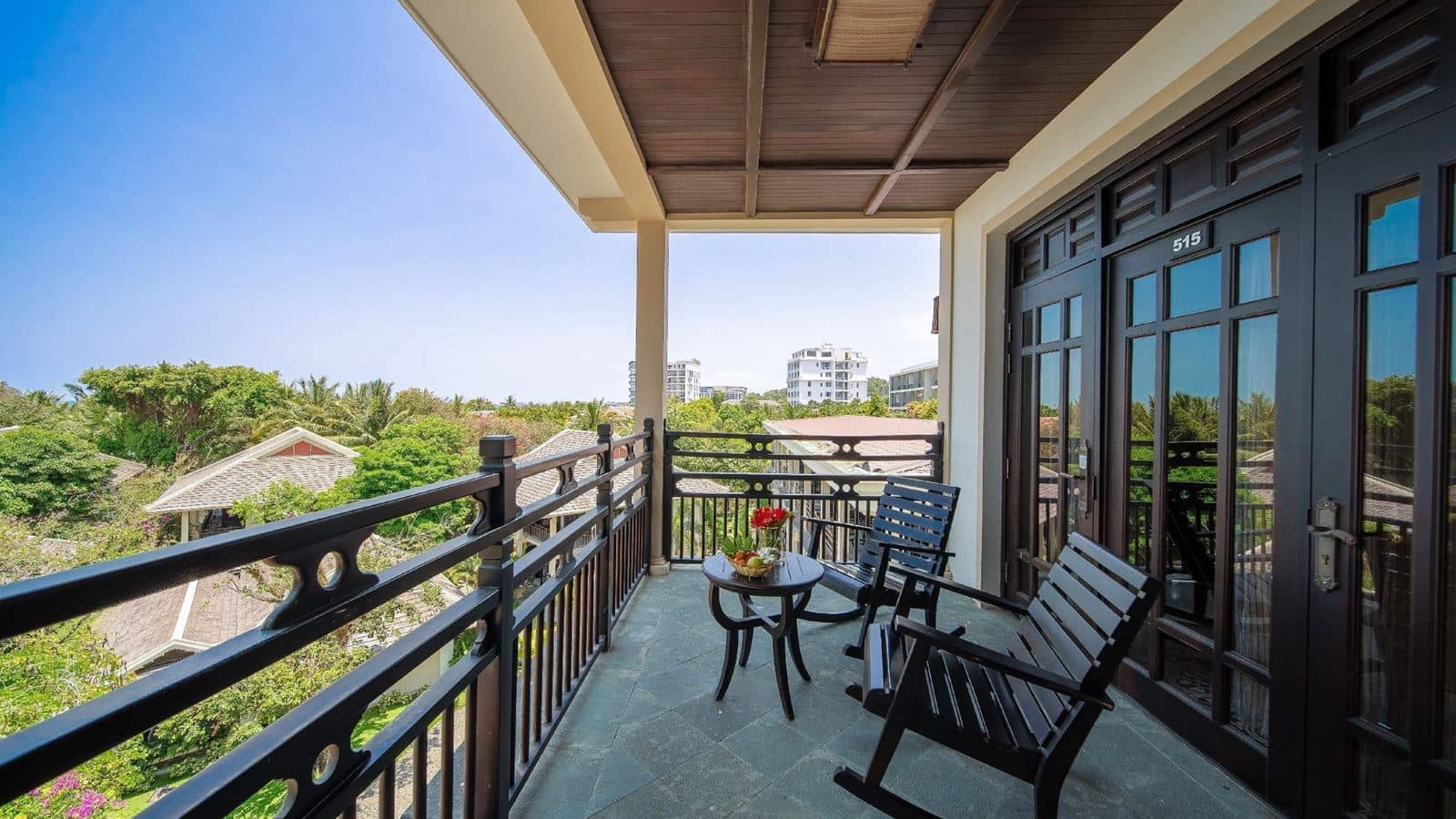 rooms-deluxe-balcony