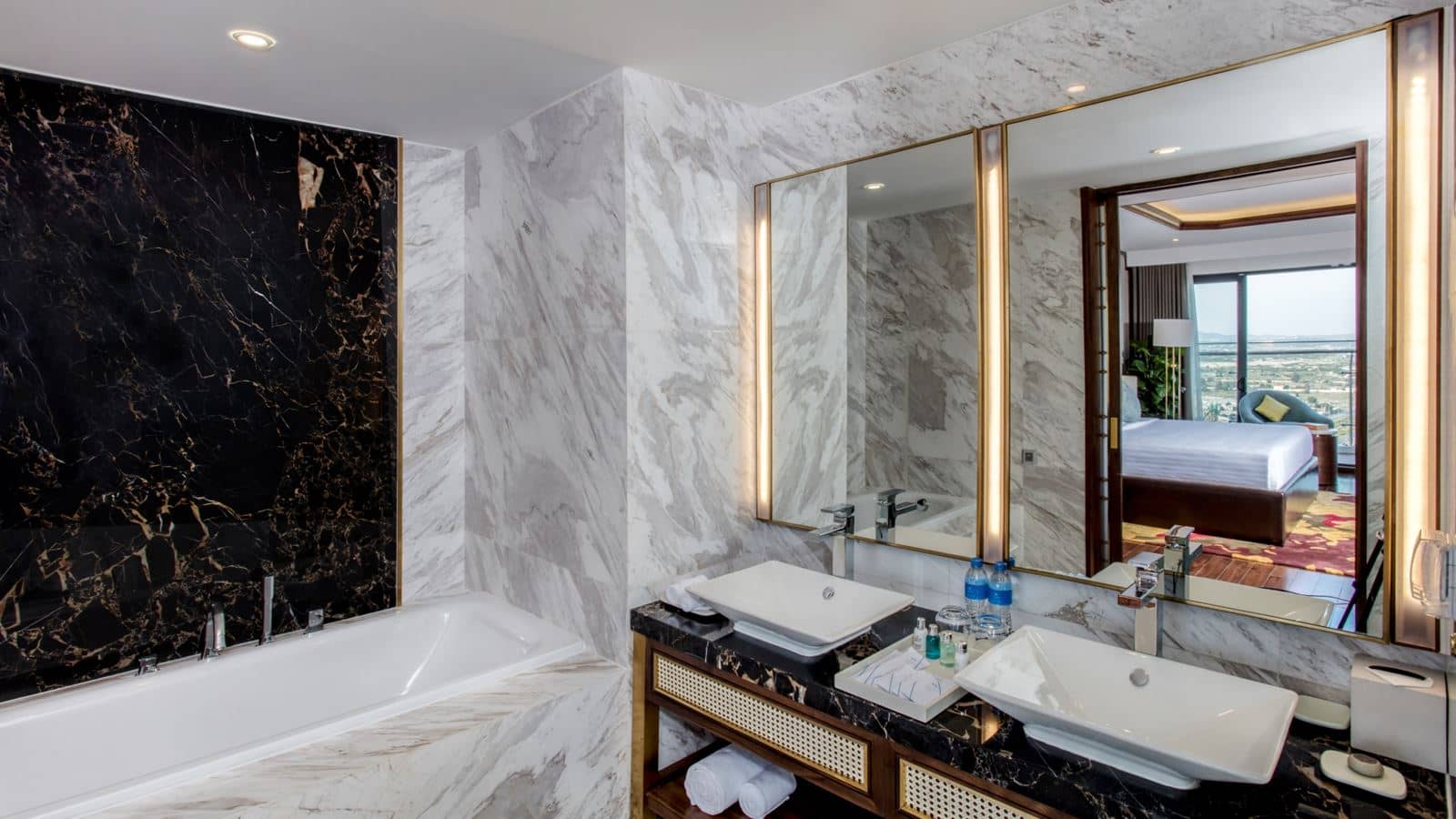 rooms-sky-suite-with-balcony
