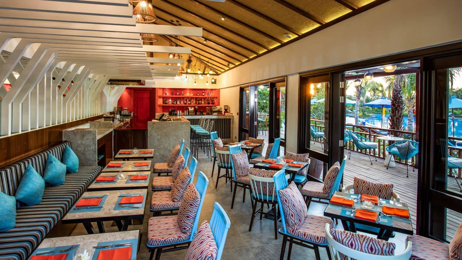 bars-veranda-by-the-pool