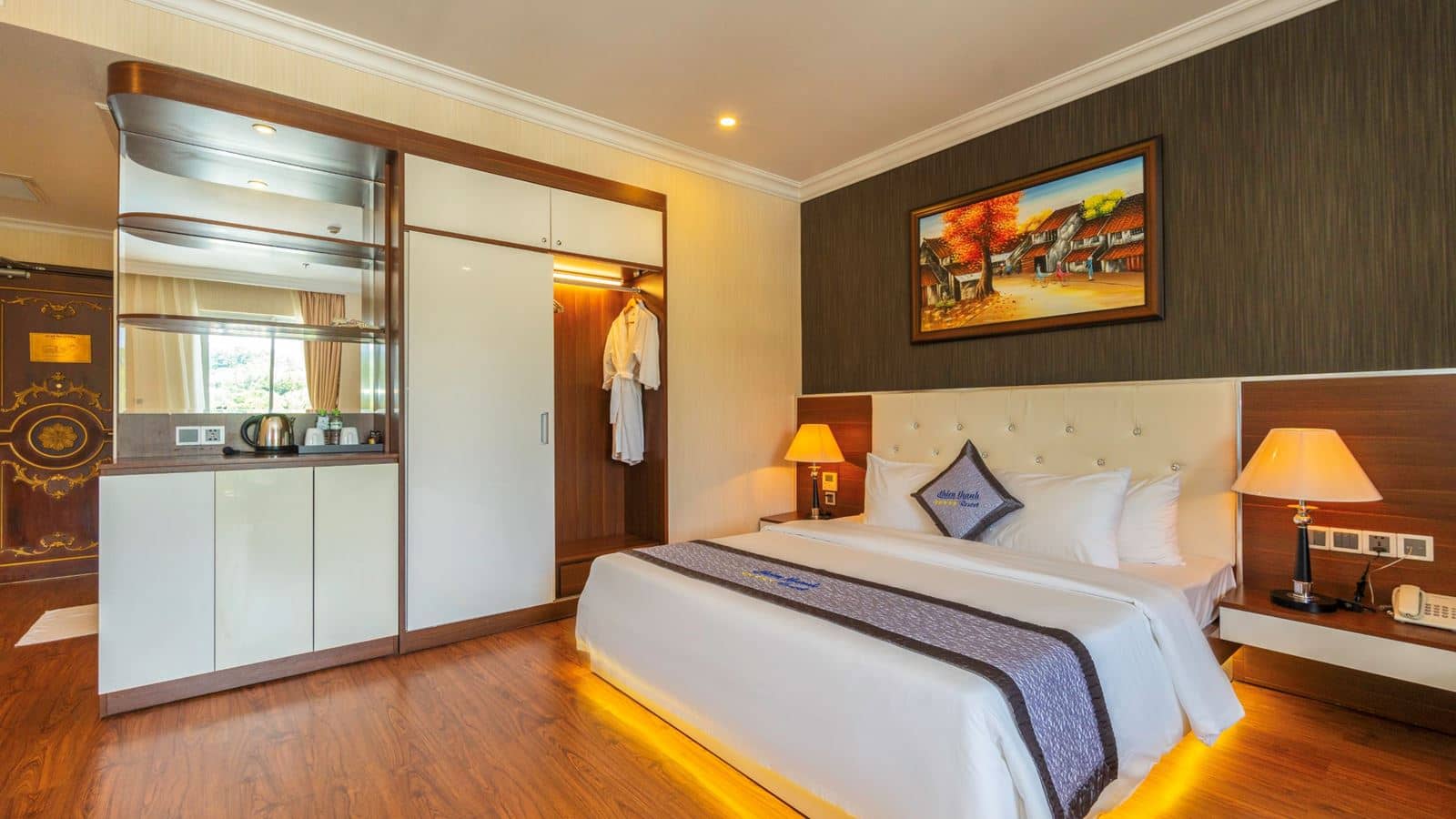rooms-suite-city-view-with-balcony