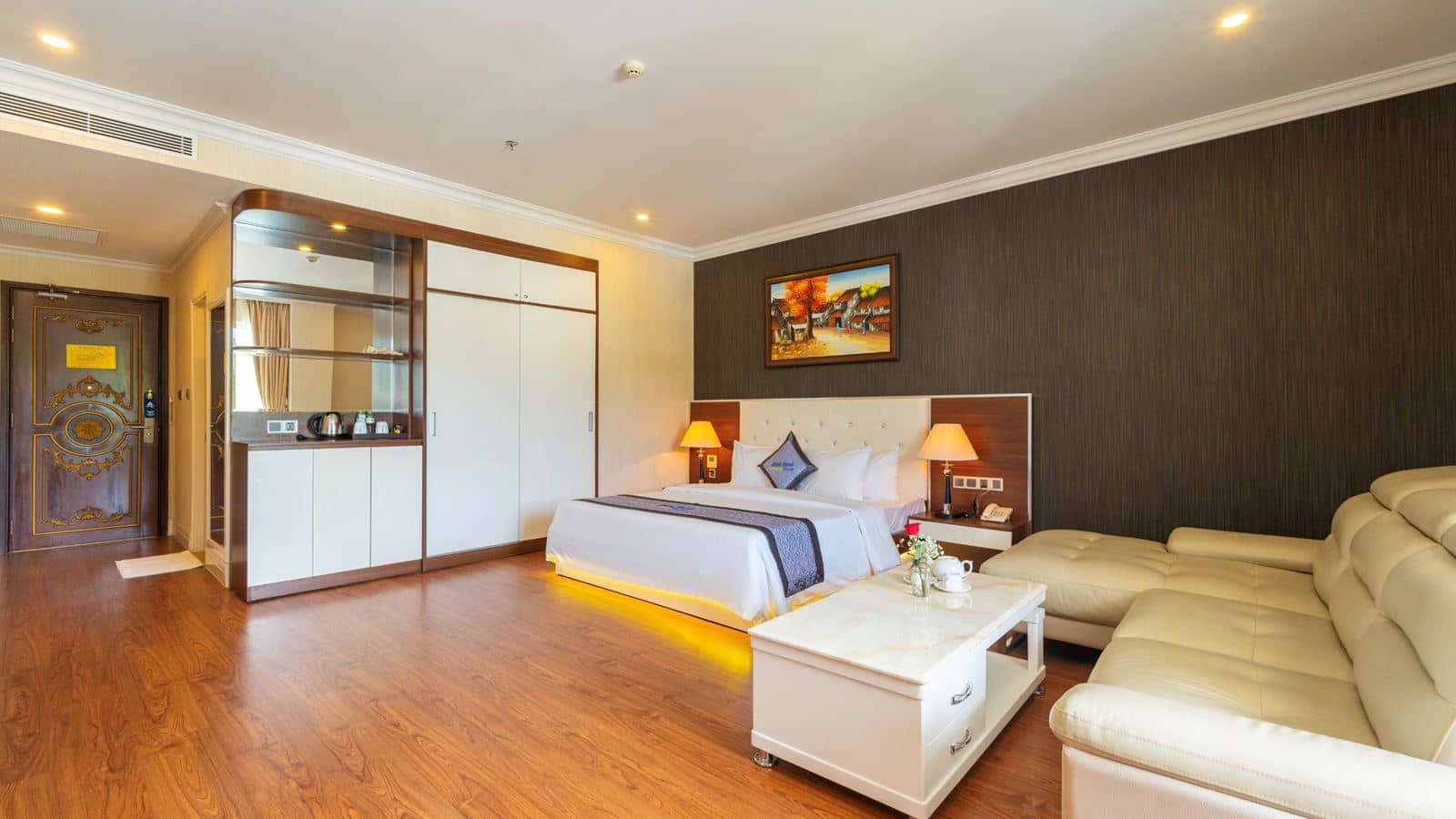 rooms-suite-city-view-with-balcony