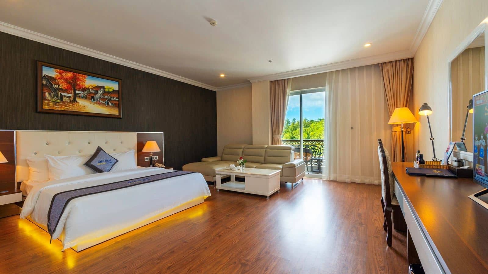 rooms-suite-city-view-with-balcony