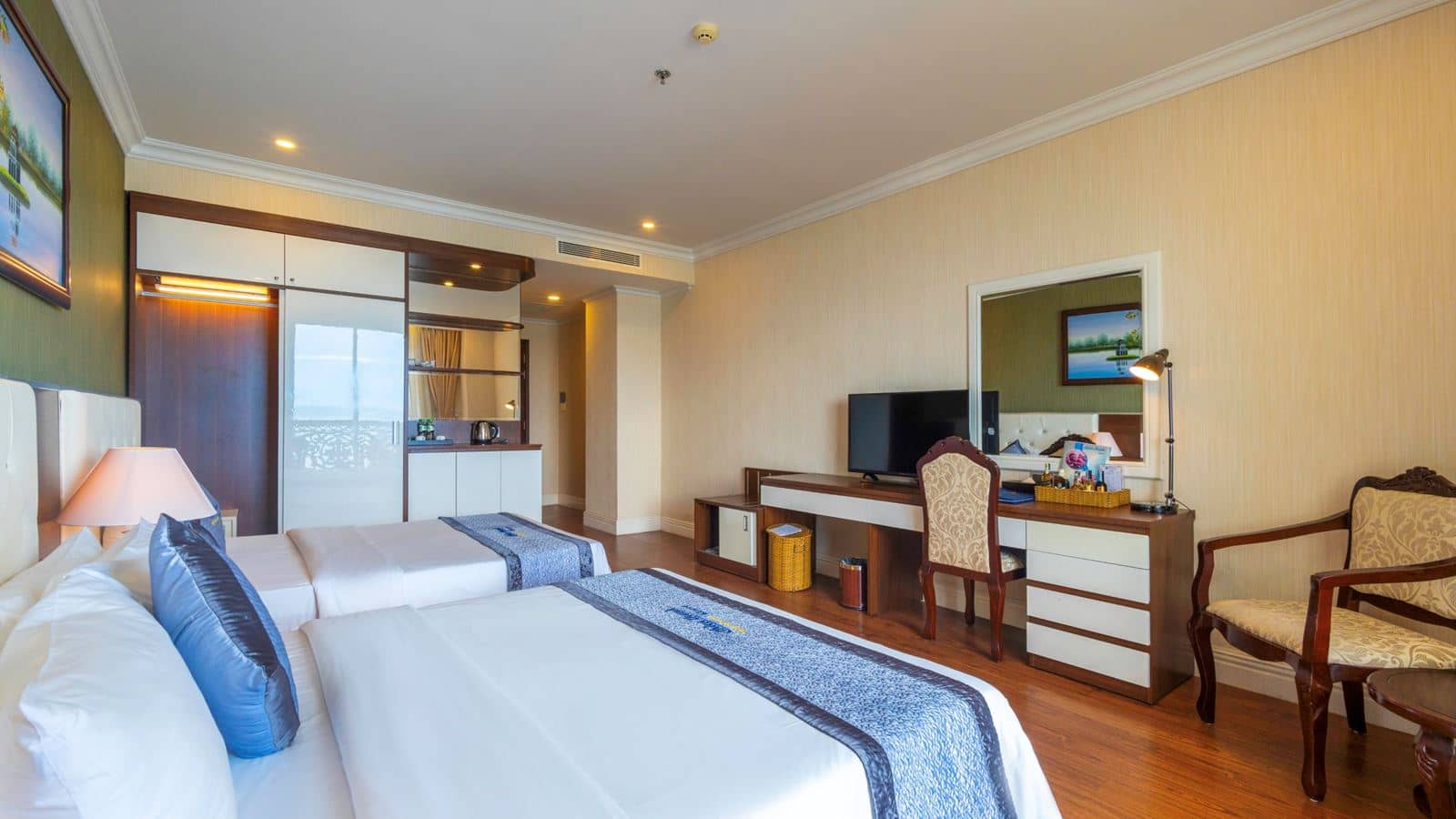 rooms-deluxe-sea-view-with-balcony