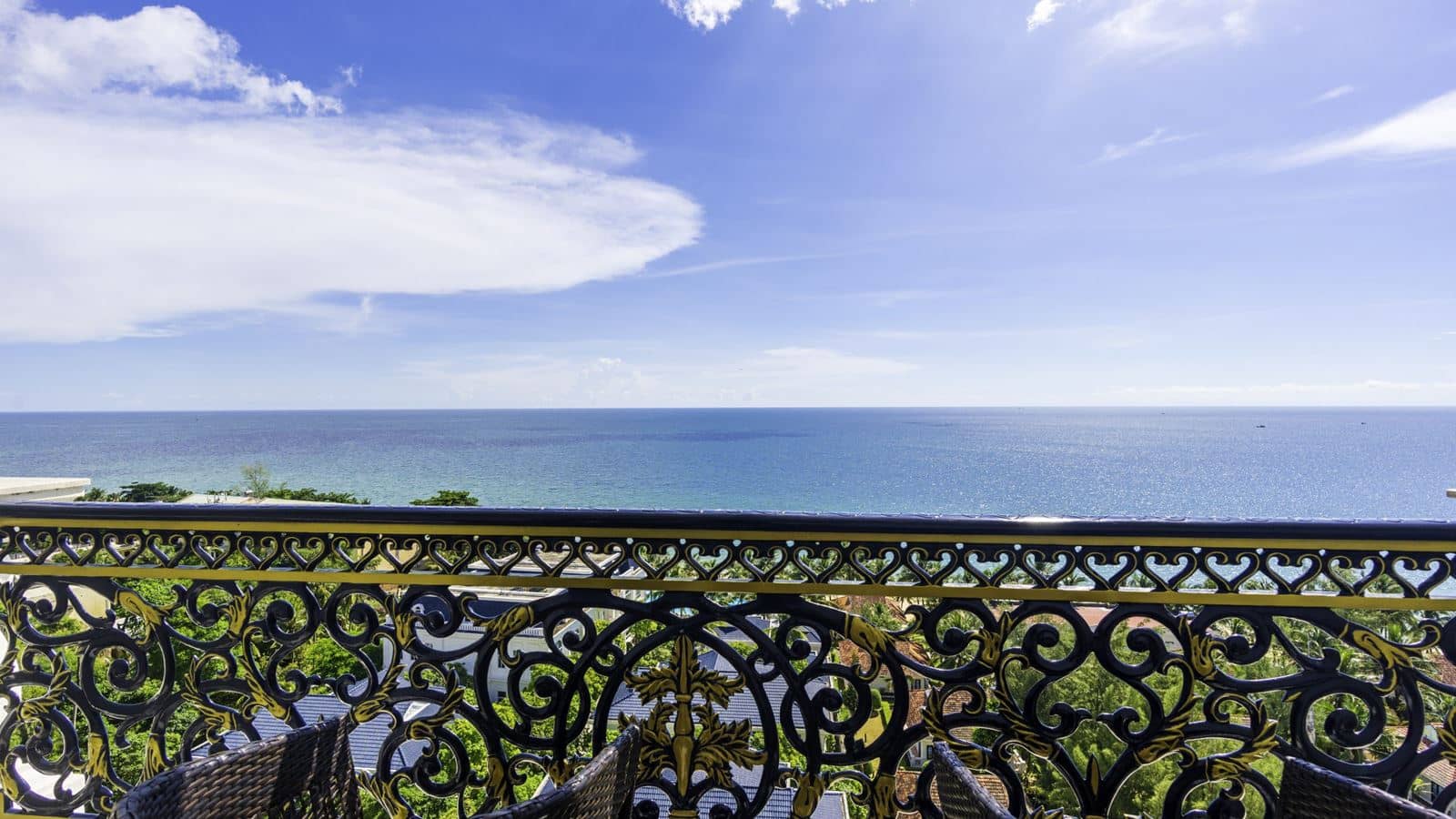 rooms-deluxe-sea-view-with-balcony