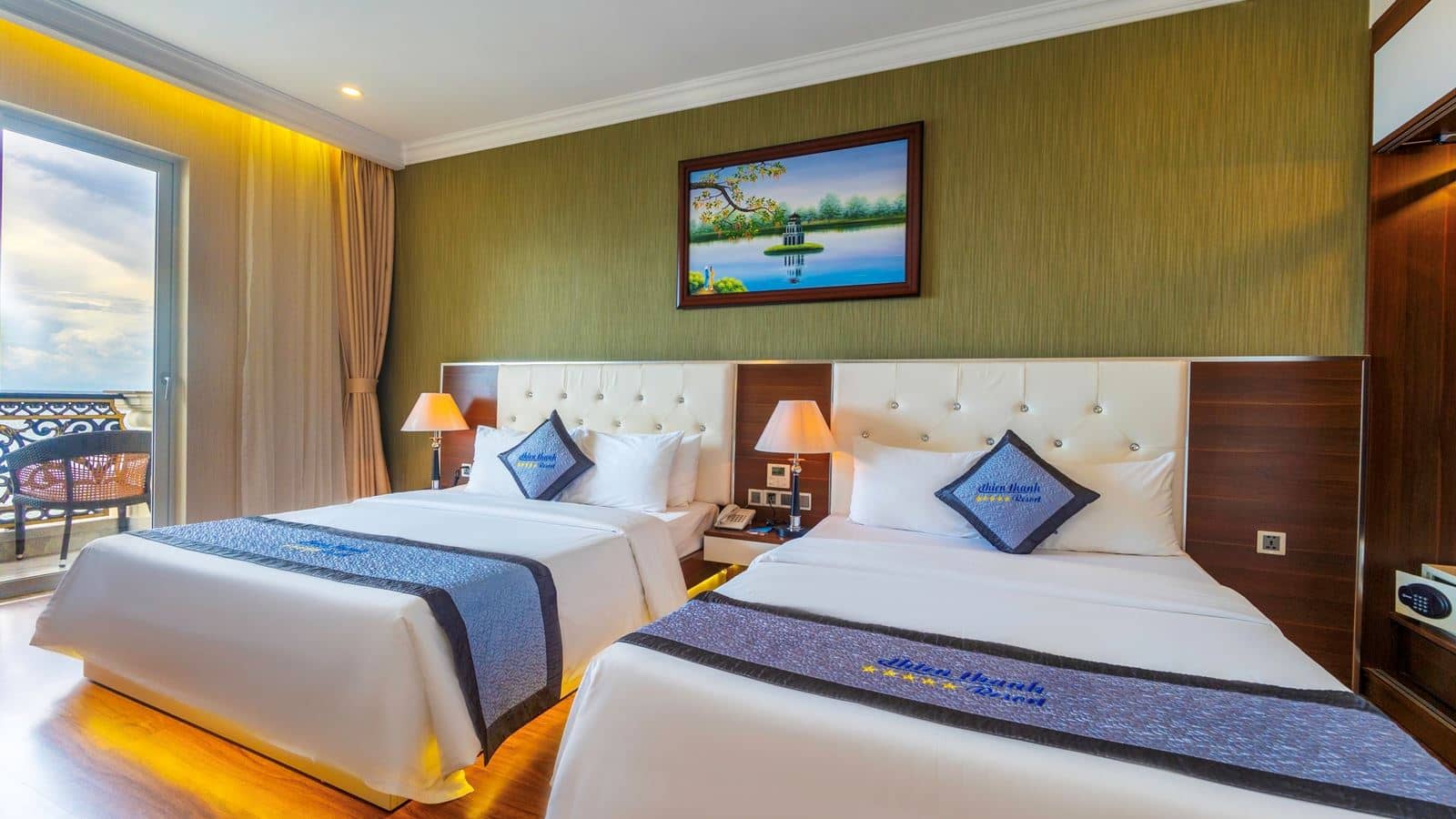 rooms-deluxe-sea-view-with-balcony