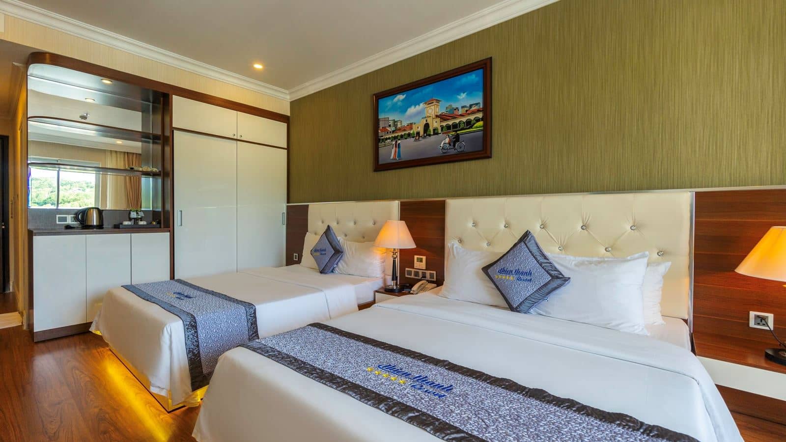 rooms-deluxe-twin-city-view-with-balcony
