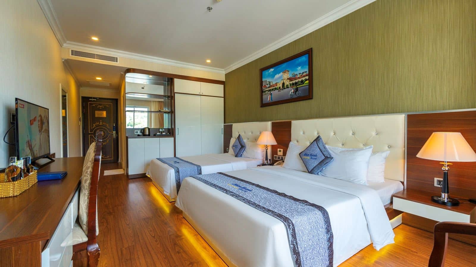 rooms-deluxe-twin-city-view-with-balcony