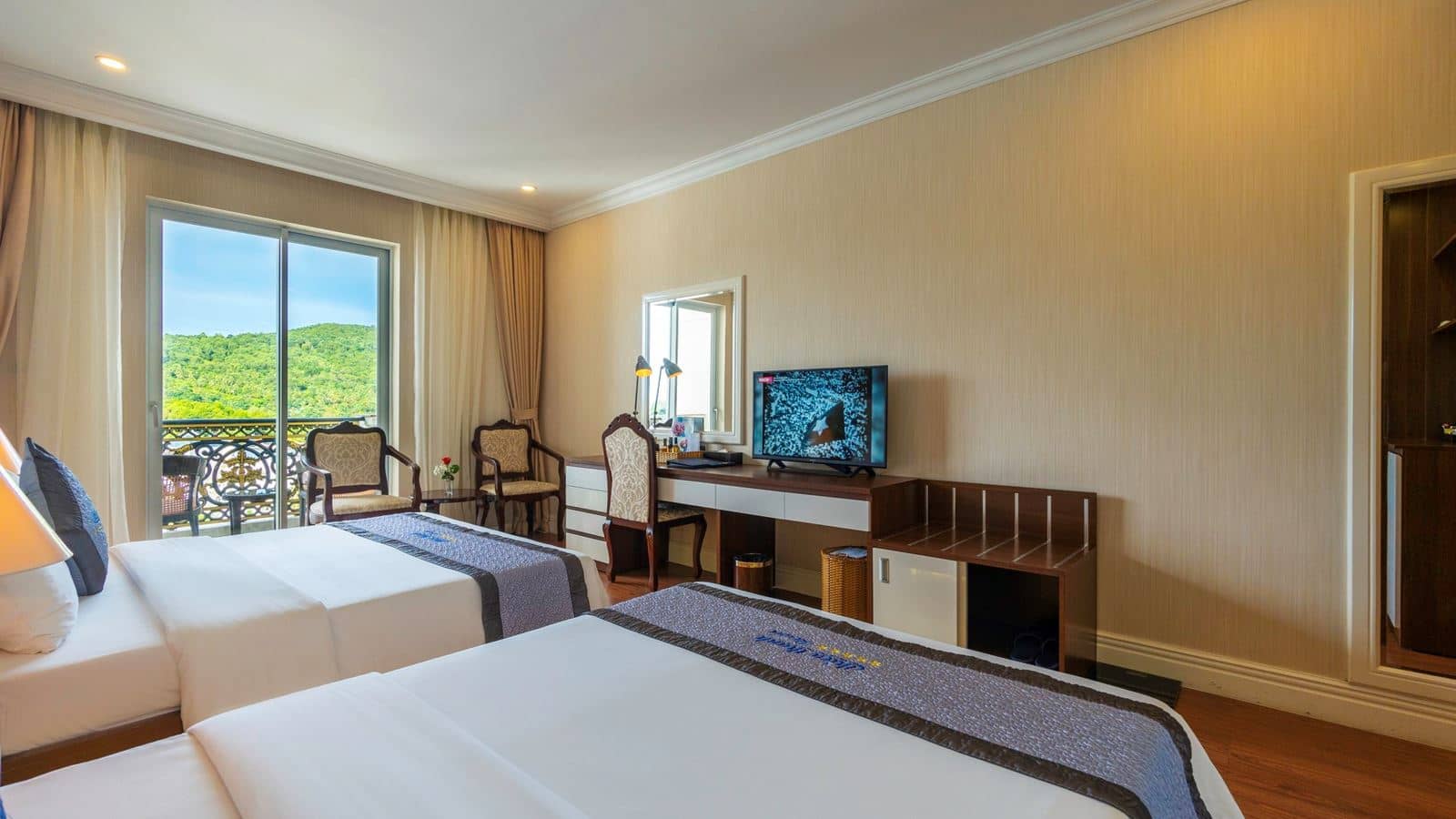 rooms-deluxe-twin-city-view-with-balcony-child-without-extra-bed