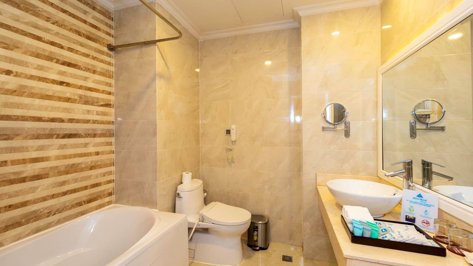 rooms-family-deluxe-with-window-no-extra-bed