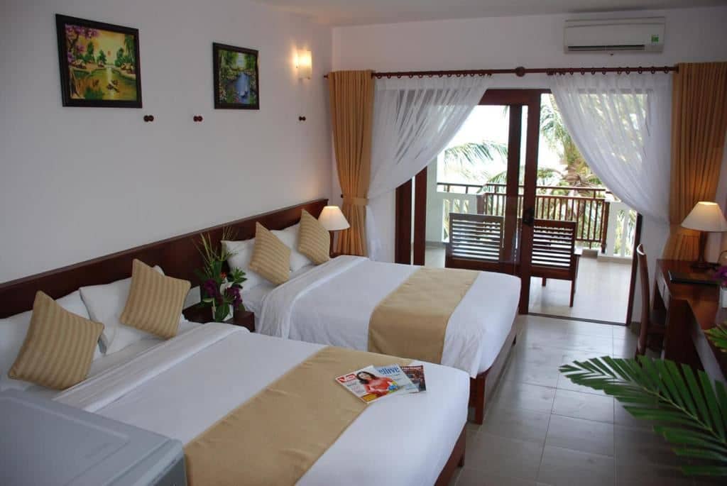rooms-deluxe-pool-view-balcony