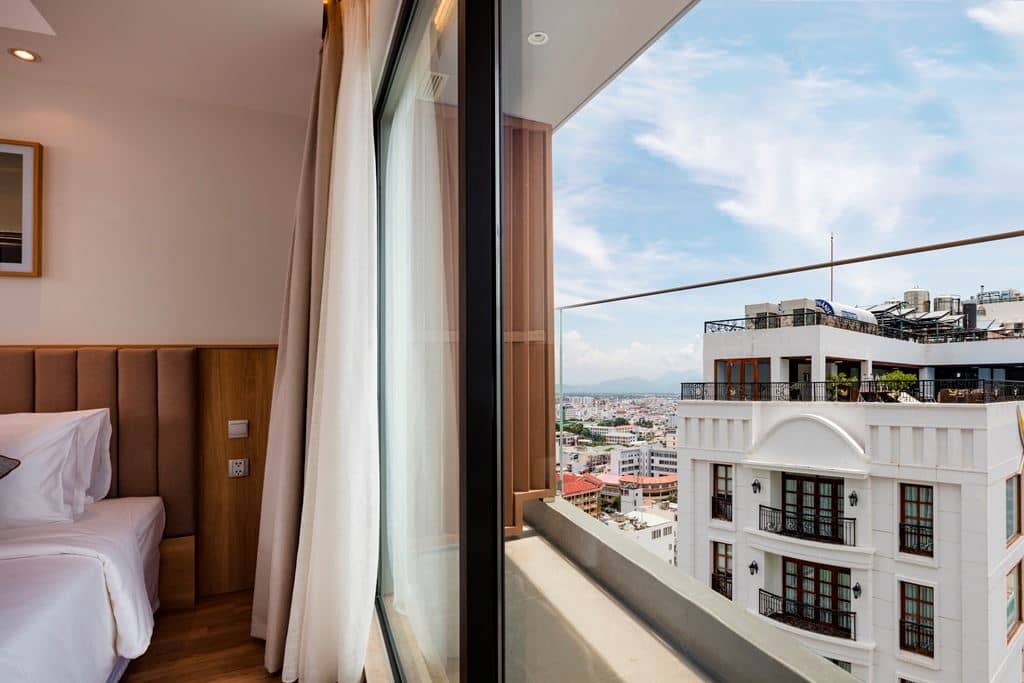 rooms-senior-deluxe-with-french-balcony