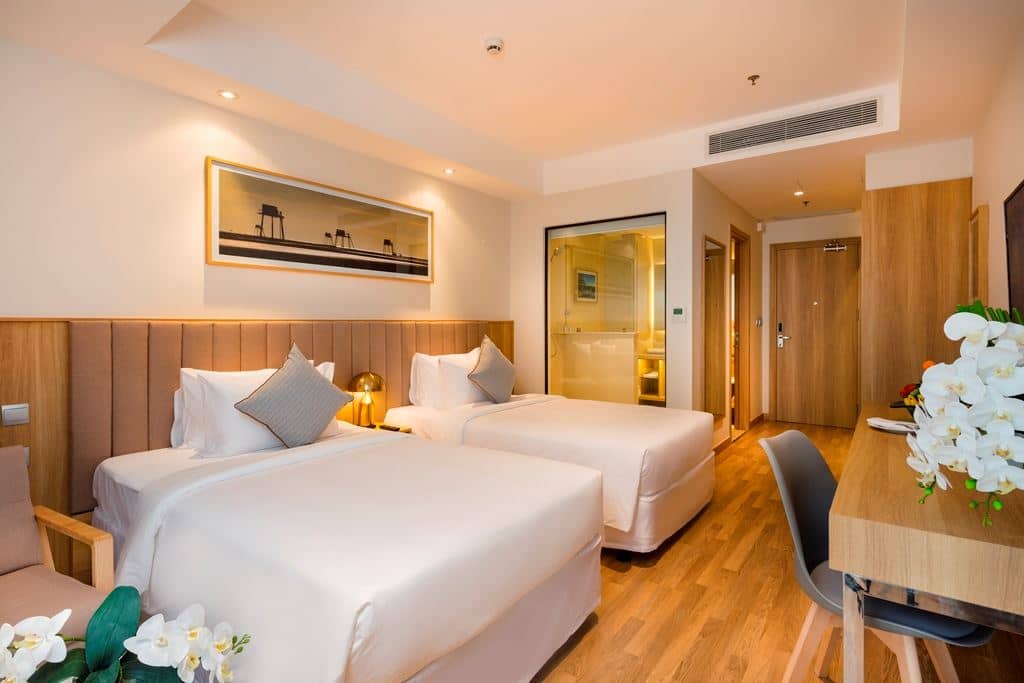 rooms-senior-deluxe-with-french-balcony