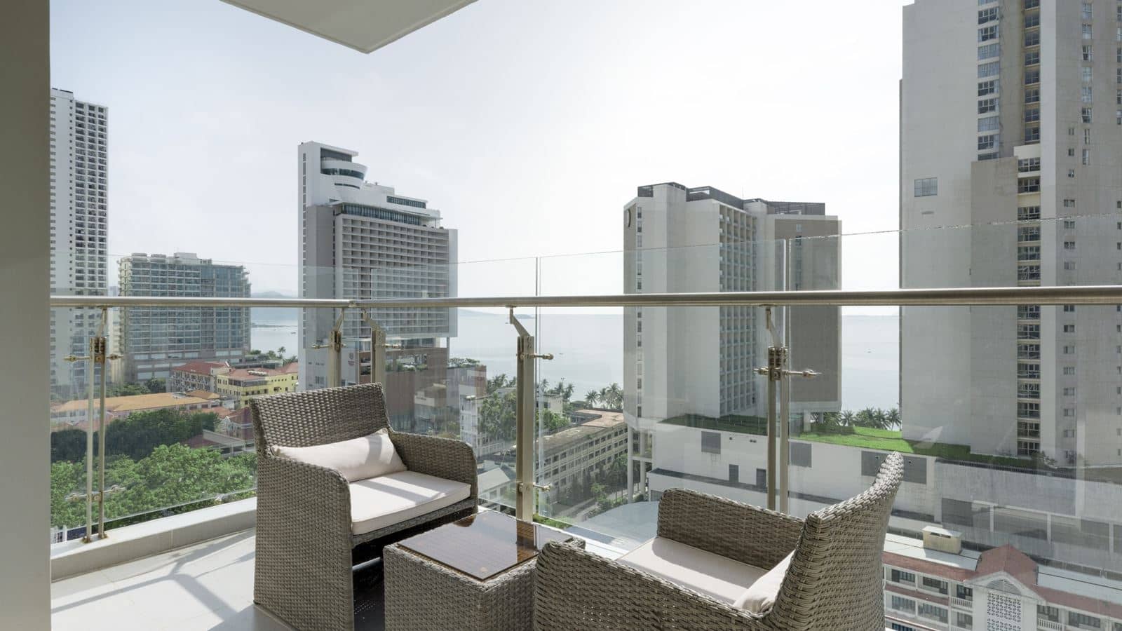 rooms-grand-deluxe-club-room-ocean-view