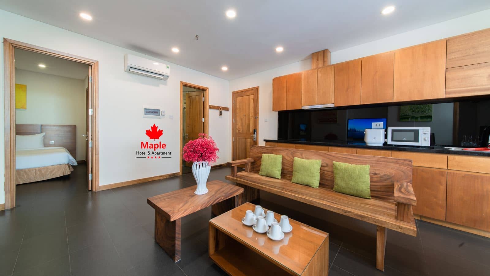 rooms-apartment-3-bedrooms-city-view