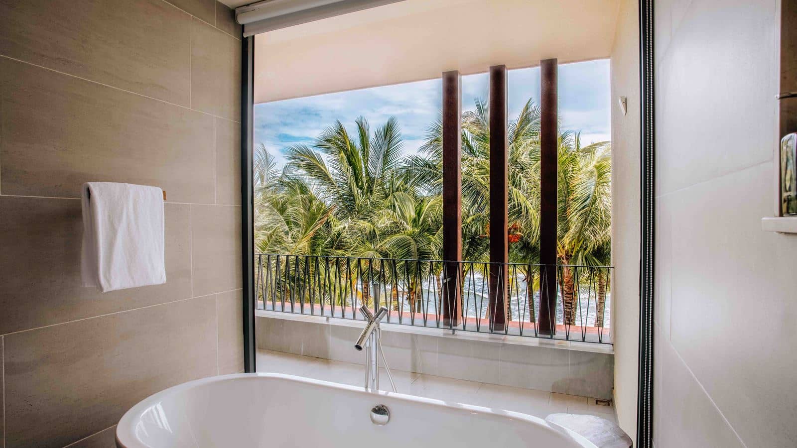 rooms-junior-suite-with-balcony