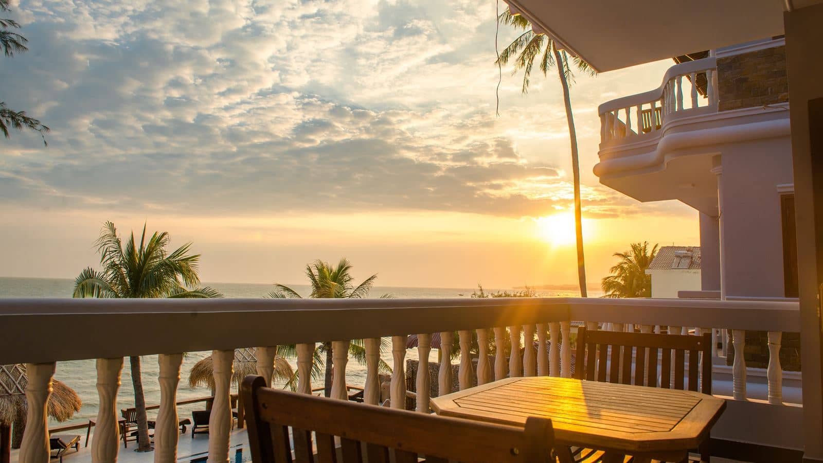 rooms-room-deluxe-seaview-with-balcony