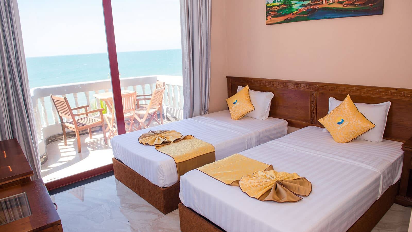 rooms-room-deluxe-seaview-with-balcony
