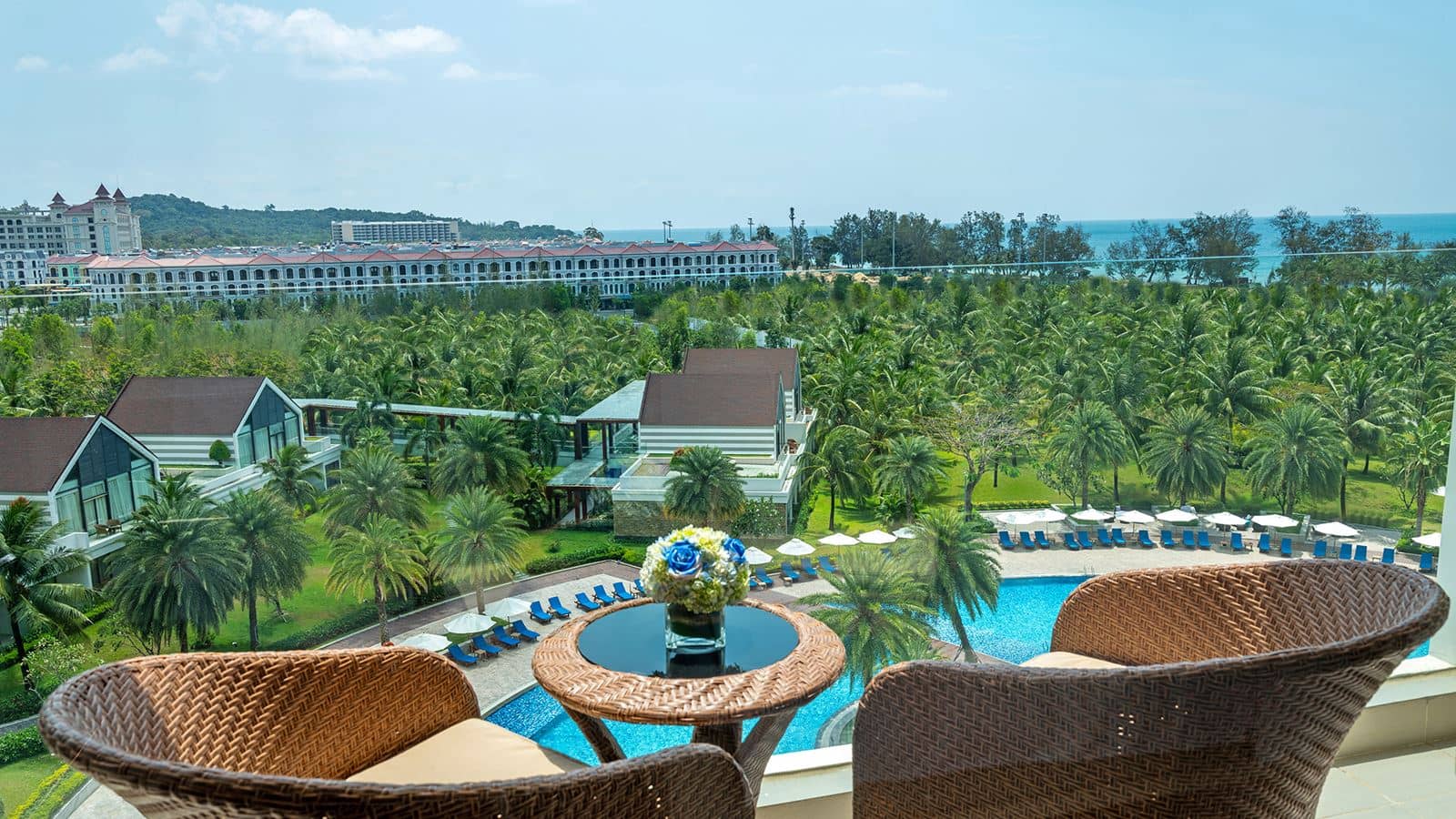 rooms-deluxe-pool-view-child-without-extra-bed