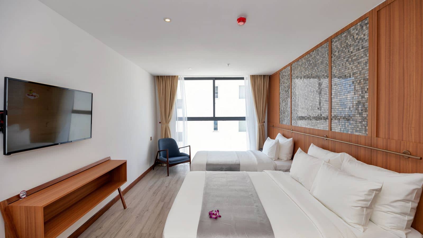 rooms-deluxe-triple-city-view-no-extra-bed