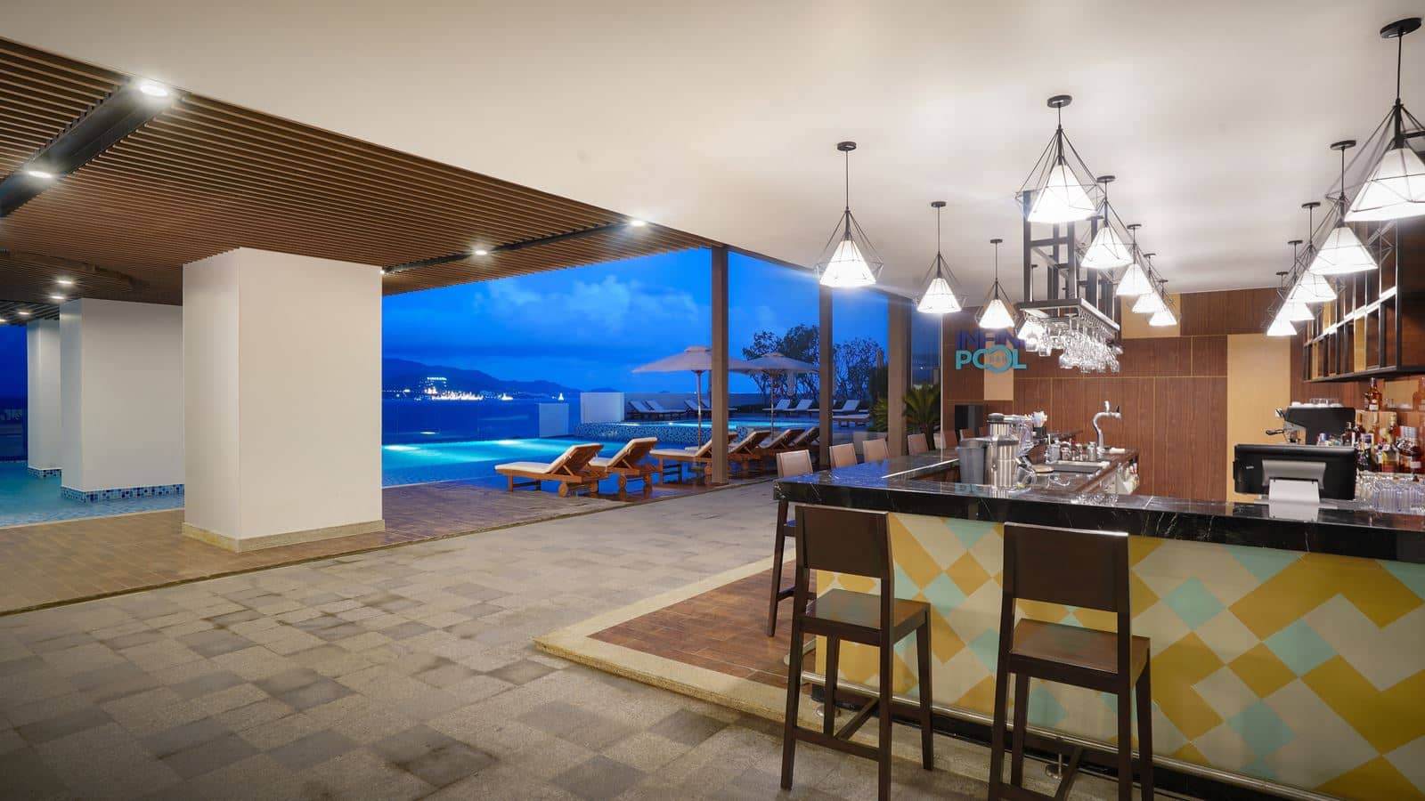 bars-infinity-pool-bar