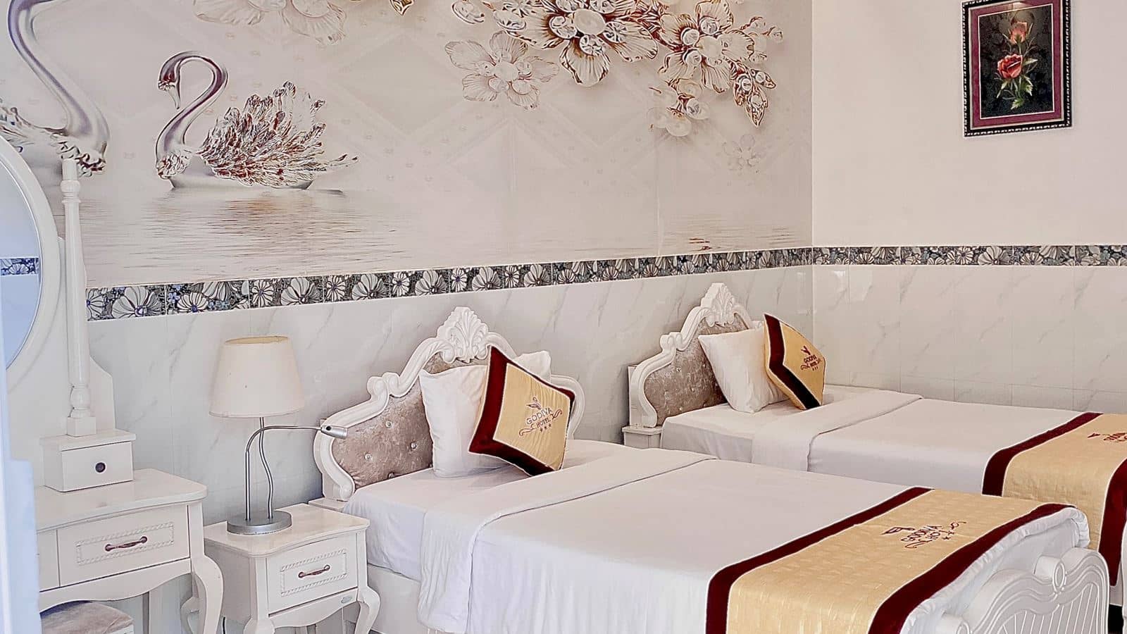 rooms-deluxe-twin-with-balcony