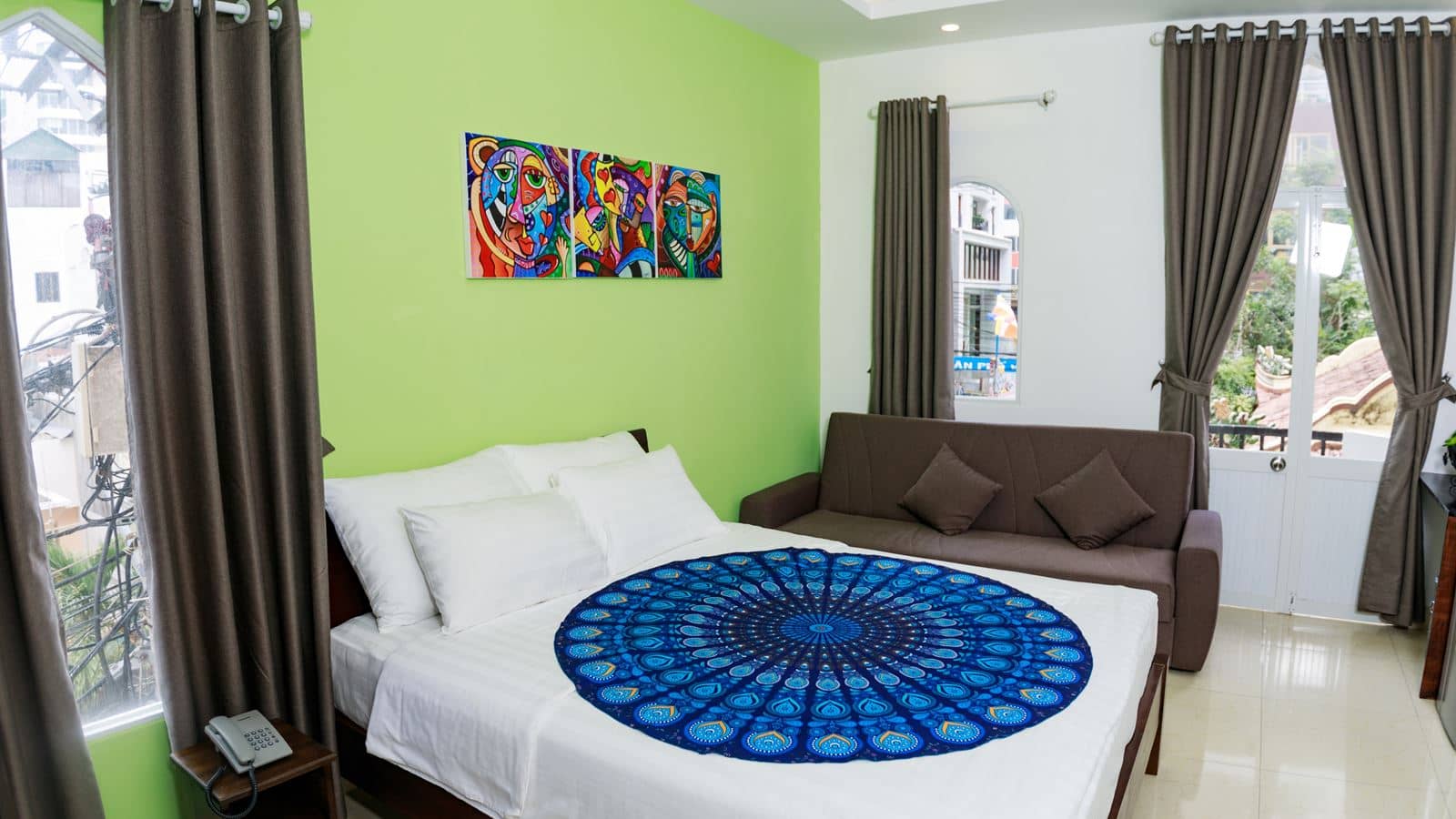 rooms-deluxe-triple-balcony-with-sofa-bed
