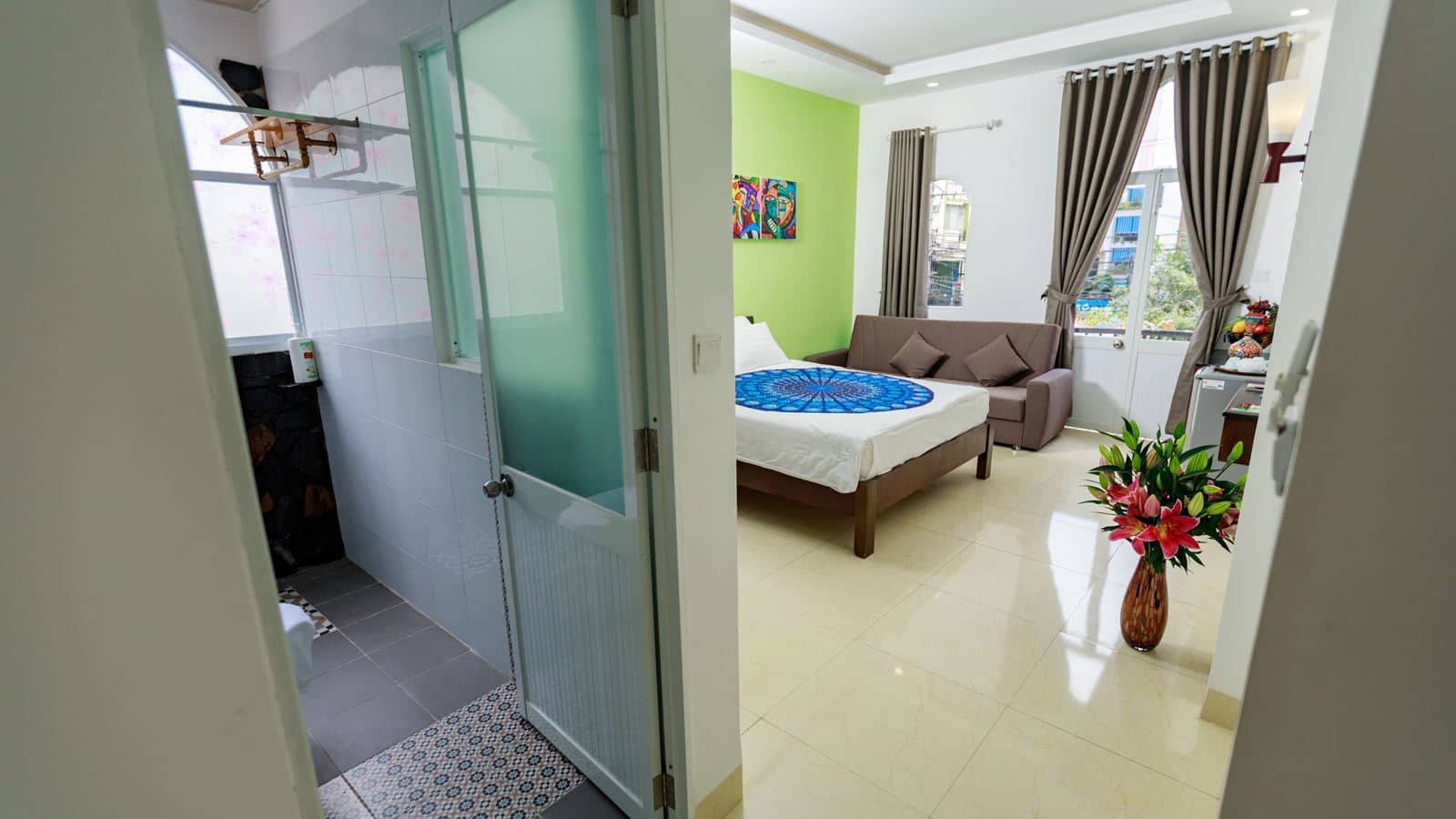 rooms-deluxe-triple-balcony-with-sofa-bed