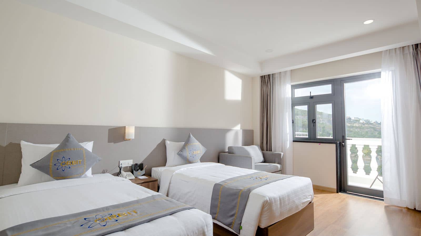 rooms-deluxe-room-with-city-view
