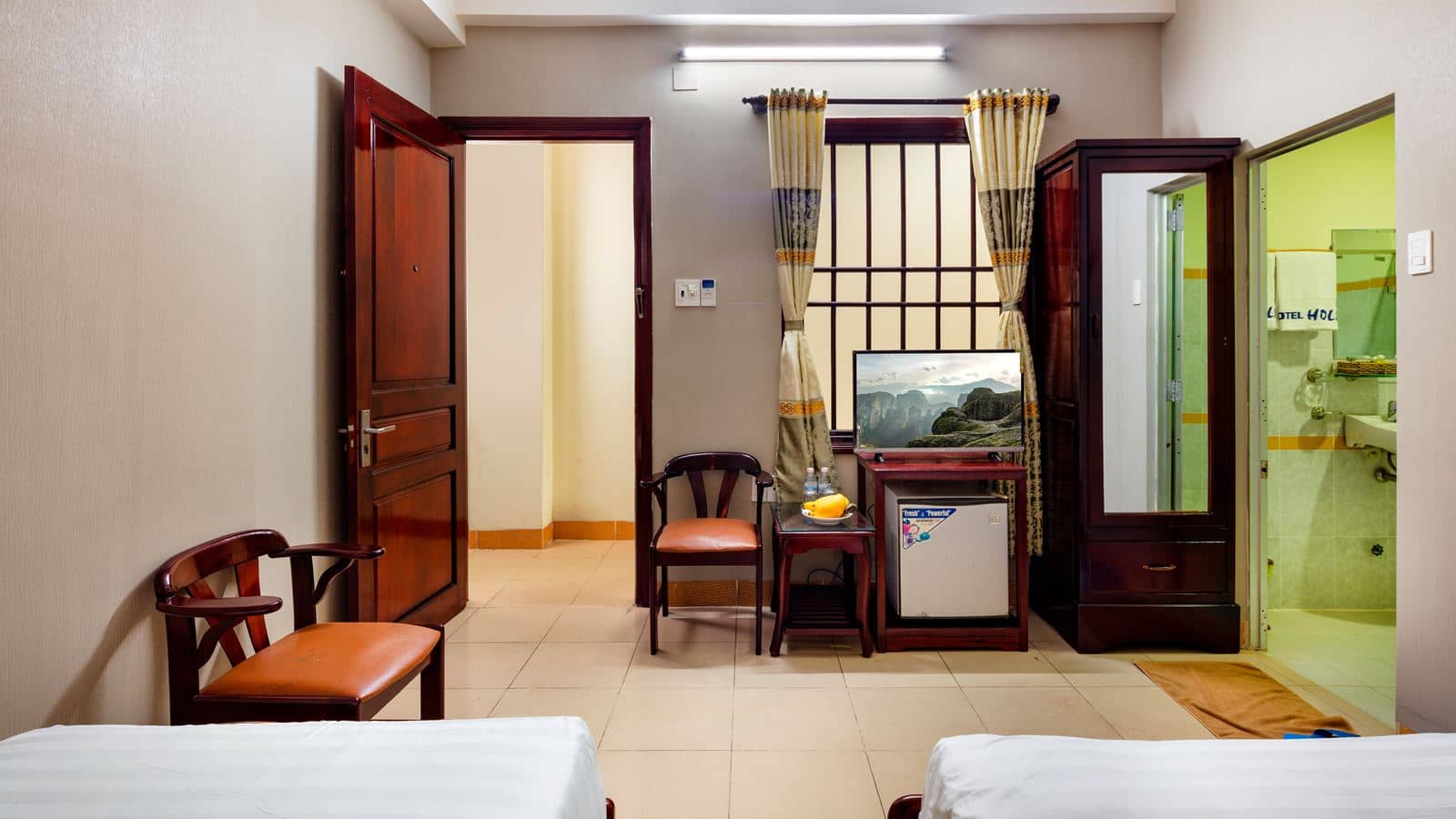 rooms-superior-interior-corridor-view-window