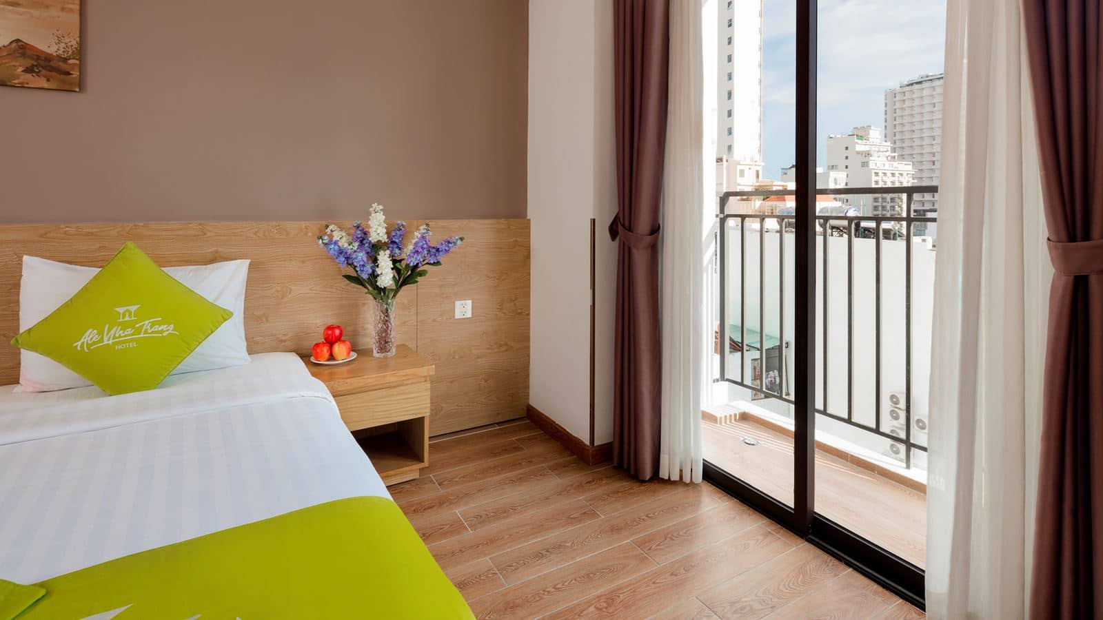 rooms-deluxe-city-view-with-balcony