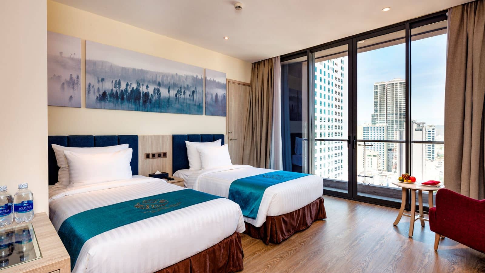 rooms-deluxe-room-balcony