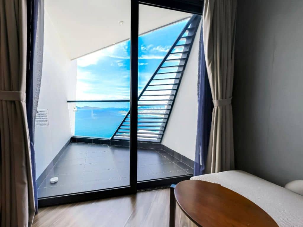 rooms-deluxe-partial-seaview-with-balcony